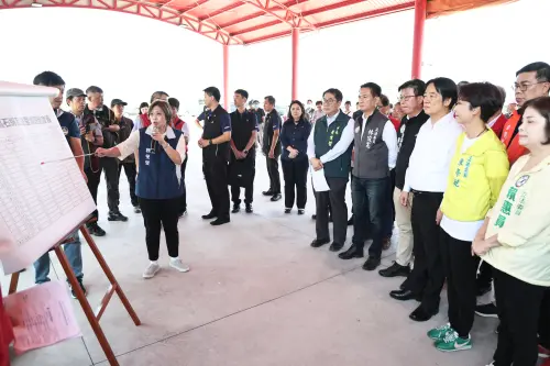 ▲總統賴清德今天在市長黃偉哲陪同下前往七股視察災後復原。（圖／南市府提供）