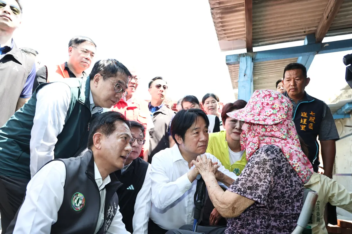 ▲總統賴清德前往七股視察災後復原時慰問災區民眾。（圖／南市府提供）