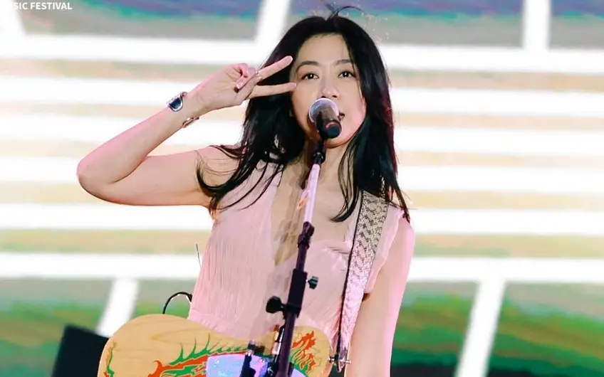 ▲陳綺貞（如圖）今年邁入50歲，而近日有網友翻出她竟與羅時豐同等級，同屬於5字頭，還跟翁立友同年，讓粉絲全驚呆。（圖／陳綺貞IG@cheer_groupies）