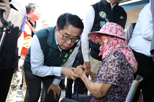 ▲在媒合災民房屋修繕部分，弱勢民眾部分除政府負責修繕，公所認養外，也有慈善團體、營造商主動修復，大部分受損屋頂修復作業將於9月初完成。（圖／南市府提供）