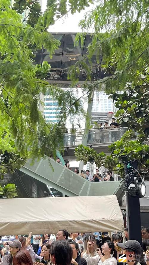 ▲千人擠爆信義區，只為目睹炭治郎、水柱本尊。（圖／記者陳雅蘭攝）