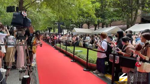 ▲千人擠爆信義區，只為目睹炭治郎、水柱本尊。（圖／記者陳雅蘭攝）