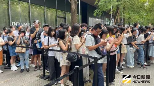 ▲千人擠爆信義區，只為目睹炭治郎、水柱本尊。（圖／記者陳雅蘭攝）