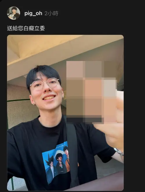 不爽記者姊被黃國昌罵白痴　胞弟回敬中指照「送給您白痴立委」
