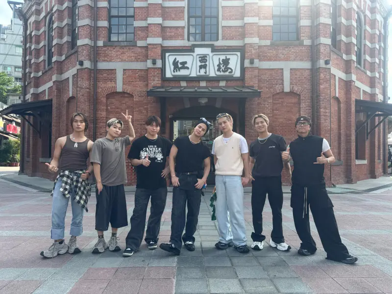▲AKIRA師弟團BALLISTIK BOYZ from EXILE TRIBE（BALLISTIK BOYZ from 放浪一族）成員砂田將宏（左起）、奧田力也、加納嘉將、海沼流星、松井利樹、深堀未來、日髙龍太來台，將在24日舉辦演唱會，聽到《鬼滅之刃》水柱、炭治郎本尊也在台灣，直呼好興奮。（圖／LDH 愛夢悅）