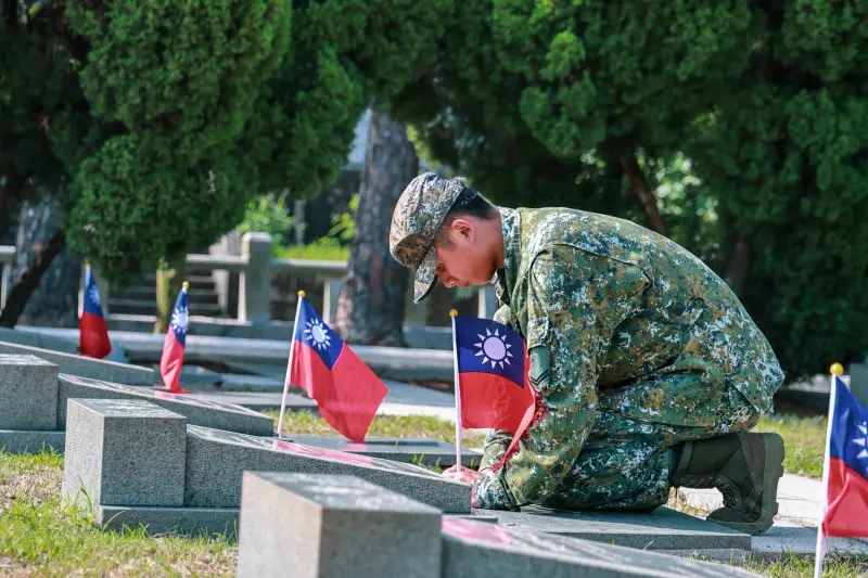 ▲823戰役勝利67週年,金防部官兵向先烈獻花,對參戰烈士表達敬意。(圖/陸軍司令部提供)