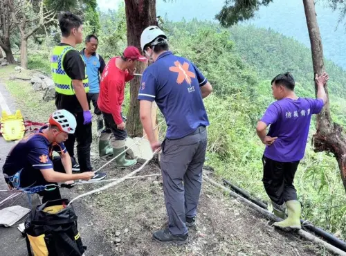 快訊／南投新中橫公路傳汽車墜谷意外　一家四口受困50公尺深谷
