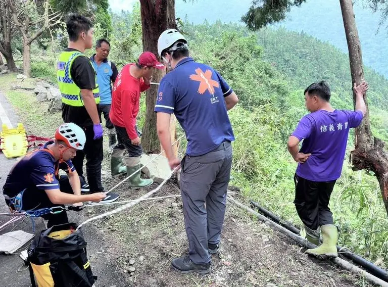 ▲南投新中橫公路發生汽車墜谷意外，消防局以細繩垂吊方式展開救援。（圖／翻攝畫面）