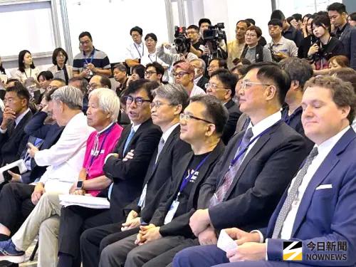 ▲高雄市政府與業者在亞灣新創大南方展會設攤，市長陳其邁(右5)、副市長羅達生(右2)參與活動，吸引產官學界齊聚高雄，點燃南方創新引擎。(圖／記者黃守作攝)