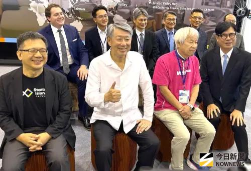 ▲經濟部長郭智輝(前排左2)、高雄市長陳其邁(前排右1)在亞灣新創大南方展會視察業者設攤的情形。(圖／記者黃守作攝)