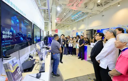 ▲經濟部長郭智輝(右2)、高雄市長陳其邁(右3)視察亞灣新創大南方展會，聽取業者簡報。(圖／高雄市政府提供)