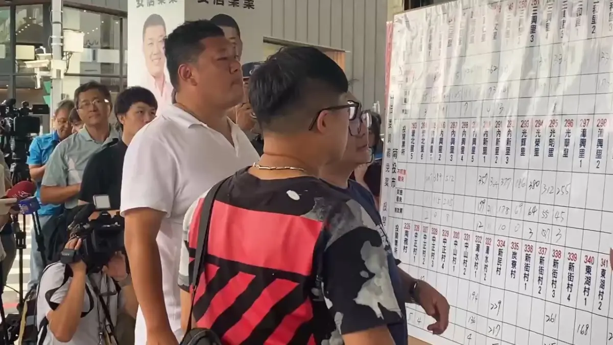 ▲823登場的「核三重啟」公投與國民黨立委罷免案，皆未過關。圖為國民黨南投立委游顥觀看罷免案開票情形。（圖／記者劉松霖攝）