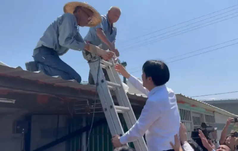 ▲在聽取雲嘉南災後復原整體房屋修繕進度後，總統賴清德也親自登上致贈運動飲料慰勞前來支援的工班人員。（圖／截自總統發言人郭雅慧臉書）