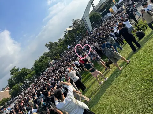 ▲就在剛才花博FF45現場，目測至少超過400名多人圍繞著伊織萌（粉框位置），一旁的粉絲們拿起各種高級相機進行拍攝。