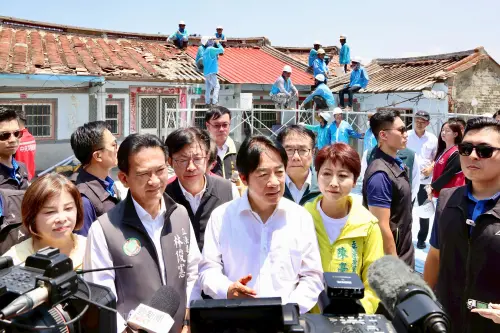 ▲賴清德前往將軍區探視房舍修繕情形時除肯定台南市長黃偉哲率領的市府團隊積極協助解決民眾問題，也感謝民間協助，一起幫助災民重建家園。（圖／南市府提供）