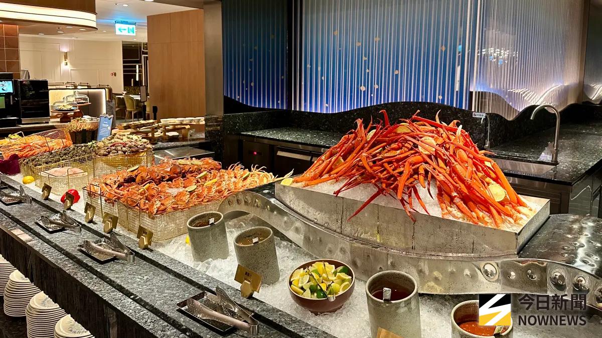 ▲ 「鮮」專屬喜愛海鮮者的美食天堂，島檯上除了滿滿的藍鑽蝦、當令螃蟹外，讓人眼睛一亮的還有冰鎮松葉蟹腳、香箱蟹以及特別的法國海螺。（圖／記者陳美嘉攝）