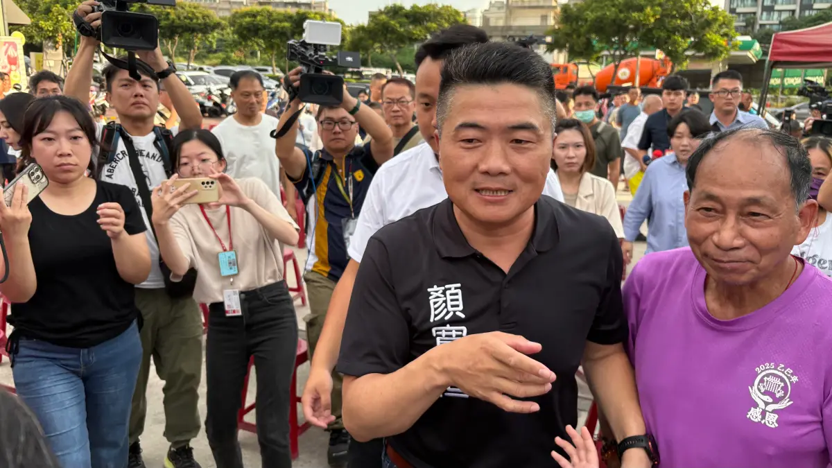▲顏寬恒在支持者的簇擁下向選民謝票。（圖／記者顏幸如攝，2025.08.23）