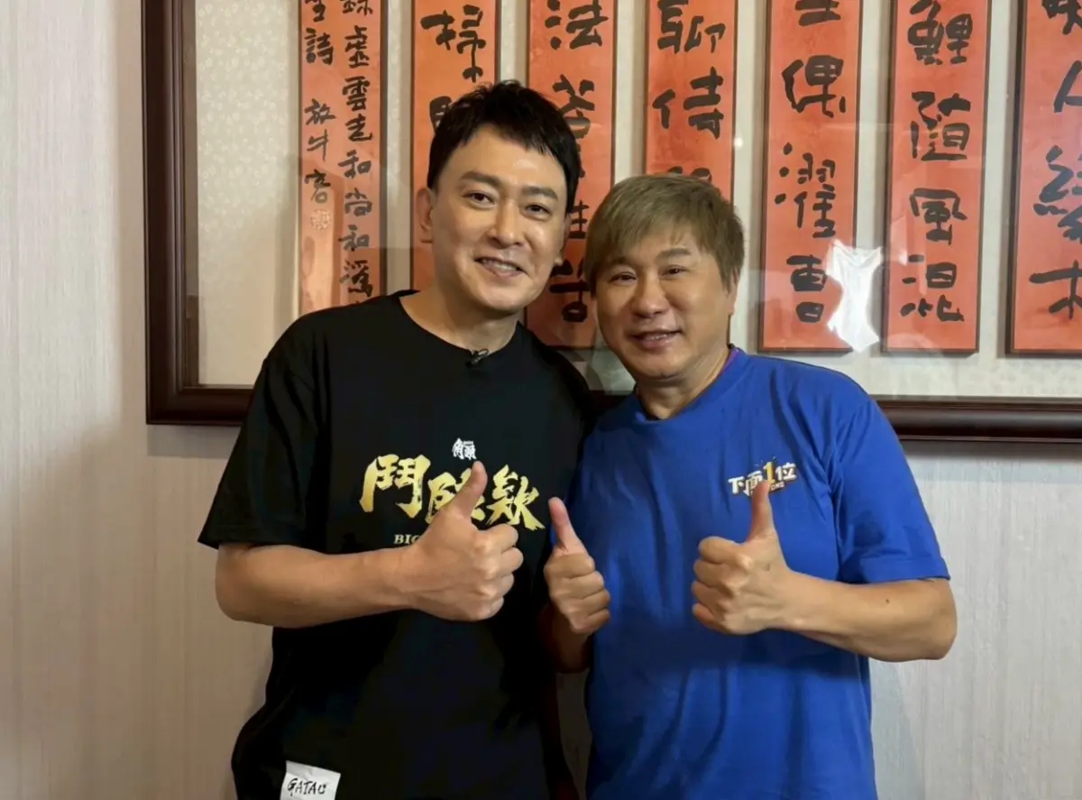 ▲王識賢（左）參加胡瓜（右）的YouTube頻道《下面一位》節目錄影，透露當初〈家後〉這首歌是鄭進一寫給他，但他覺得無法駕馭，江蕙唱一定會紅，就把歌曲讓給她。（圖／下面一位提供）