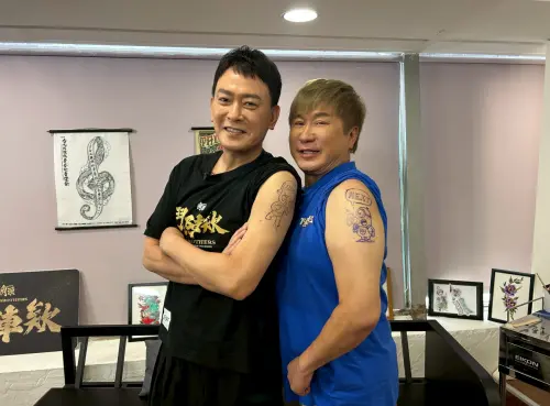 ▲王識賢（左）與胡瓜（右）一起到刺青店，體驗身上有刺青、當老大的滋味。（圖／下面一位提供）