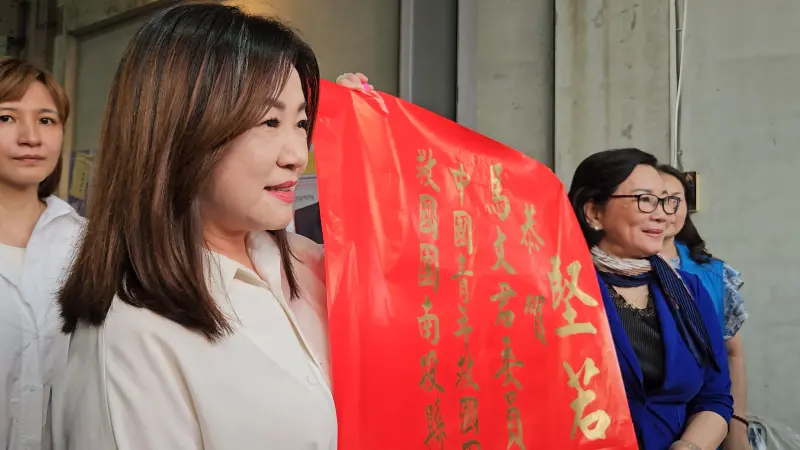 ▲國民黨立委馬文君（左）自行宣布罷免案不通過之後，接受南投縣黨部致贈的紅榜。（圖／記者劉松霖攝）