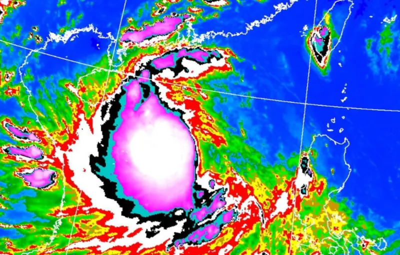 ▲前氣象局長鄭明典表示，劍魚颱風進中心持續有對流爆發現象。（圖／中央氣象署cwa.gov.tw）