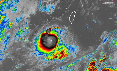 ▲「台灣颱風論壇｜天氣特急」則指出，劍魚颱風又大又圓，巔峰可達中度颱風。（圖／「台灣颱風論壇｜天氣特急」）