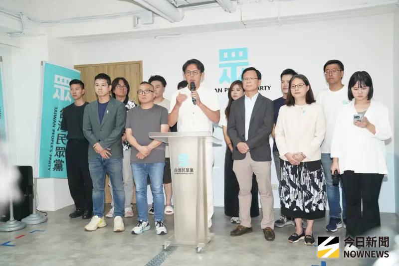 ▲民眾黨主席黃國昌率領黨幹部，對430萬投下核三延役公投同意票的公民致謝。（圖／記者林調遜攝，2025.08.23）