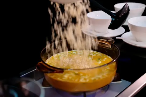 ▲晶華軒的招牌菜色「鱈蟹西施泡飯」，以三小時熬煮龍蝦湯搭配各式鮮香配料。（圖／記者葉盛耀攝）