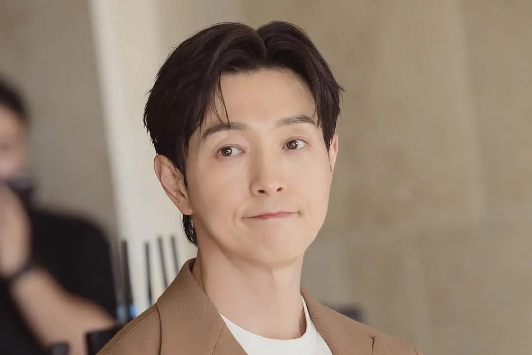 ▲鄭星一早在2000年就出道，但直到2022年出演《黑暗榮耀》才爆紅，在無名時期他曾做過多個兼職，還自爆童年曾餓到喝馬路積水，讓粉絲都非常心疼，而近日他竟坦承在出演《黑暗榮耀》後仍兼職當快遞。（圖／鄭星一IG@ygmicael）