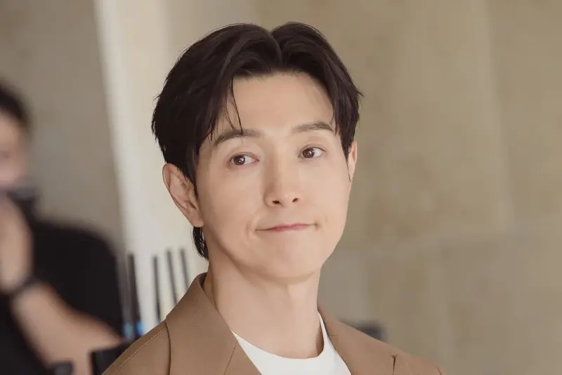 ▲鄭星一早在2000年就出道，但直到2022年出演《黑暗榮耀》才爆紅，在無名時期他曾做過多個兼職，還自爆童年曾餓到喝馬路積水，讓粉絲都非常心疼，而近日他竟坦承在出演《黑暗榮耀》後仍兼職當快遞。（圖／鄭星一IG@ygmicael）