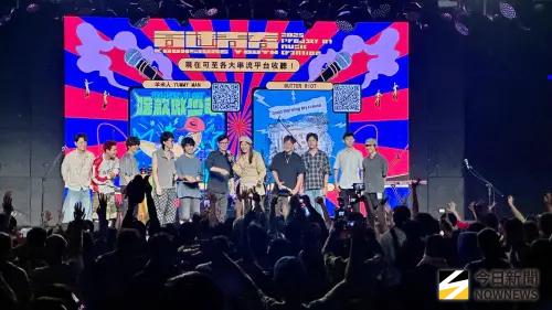 ▲市長陳其邁將有簽名吉他彈片丟給台下觀眾，體驗搖滾樂現場丟吉他彈片的文化。（圖／記者陳美嘉攝，2025.08.23）