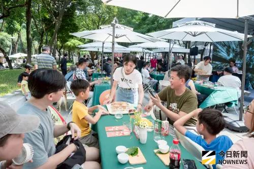 ▲推廣會以品茗文化開場，民眾受邀品茶嚐點心，度過悠閒的假日午后。（圖／記者金武鳳攝，2025.8.23)