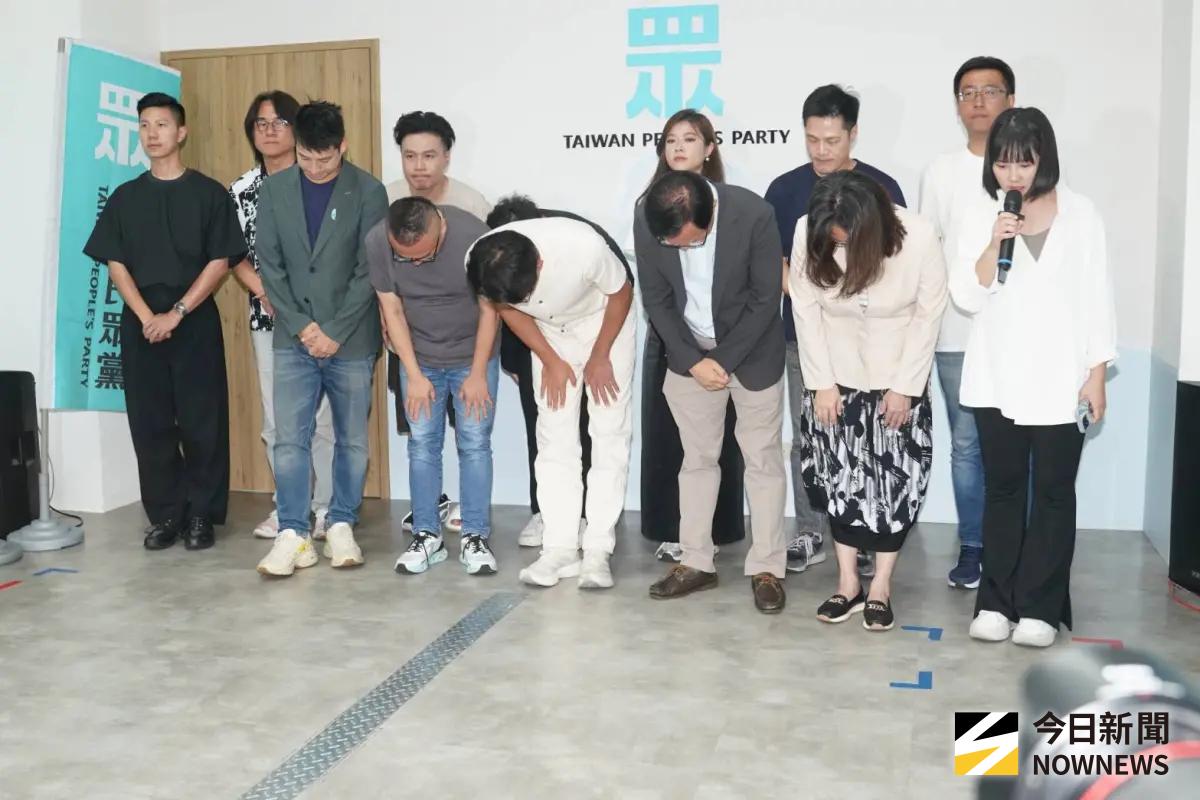 ▲823核三延役公投雖拿下逾430萬張同意票，但仍未過門檻。民眾黨主席黃國昌率黨幹部鞠躬向選民致謝。（圖／記者林調遜攝，2025.08.23）