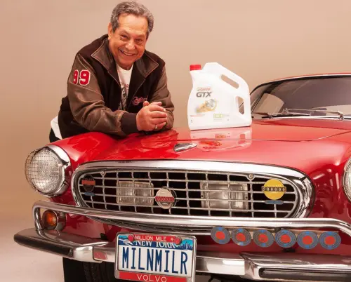 ▲戈登與愛車Volvo 1800S合照，他的保養秘訣只有定期更換機油保養、嚴格遵守製造商寫的維護指南以及時常保持車輛清潔。（圖／FB＠Irv Gordon）