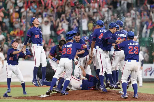 ▲中華隊在先發投手柯邵捷的壓制下，以3：0完封日本，捧起隊史第8座冠軍，也完成了二連霸。（圖／中華棒協提供）