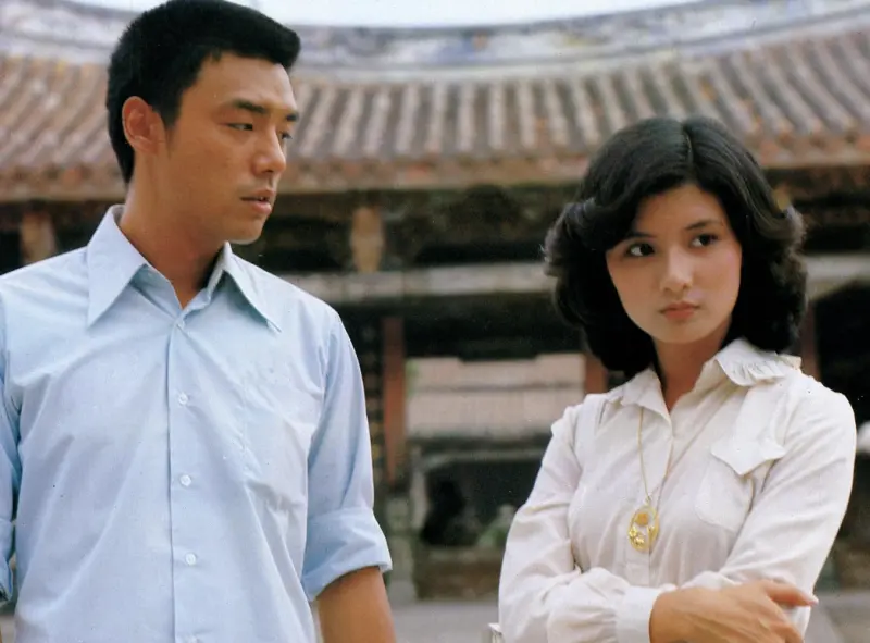 ▲初進演藝圈不久的李烈（右），就獲名導李行青睞，在《小城故事》與當時已是超級天團成員之一的鍾鎮濤（左）合作，當時懷抱著看大明星的心情，相當興奮。李行後來與朱延平有宛如父子般的感情，連朱延平自認不滿意的周杰倫電影《刺陵》，李行看完都給予讚賞。（圖／摘自IMDb）