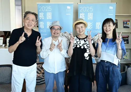 ▲導演朱延平（左起）、國家影視廳中心董事長褚明仁、李烈、李行紀錄電影的製片周揚明，一起出席桃園電影節活動，回味李行生前經典之作《小城故事》。（圖／桃園電影節提供）