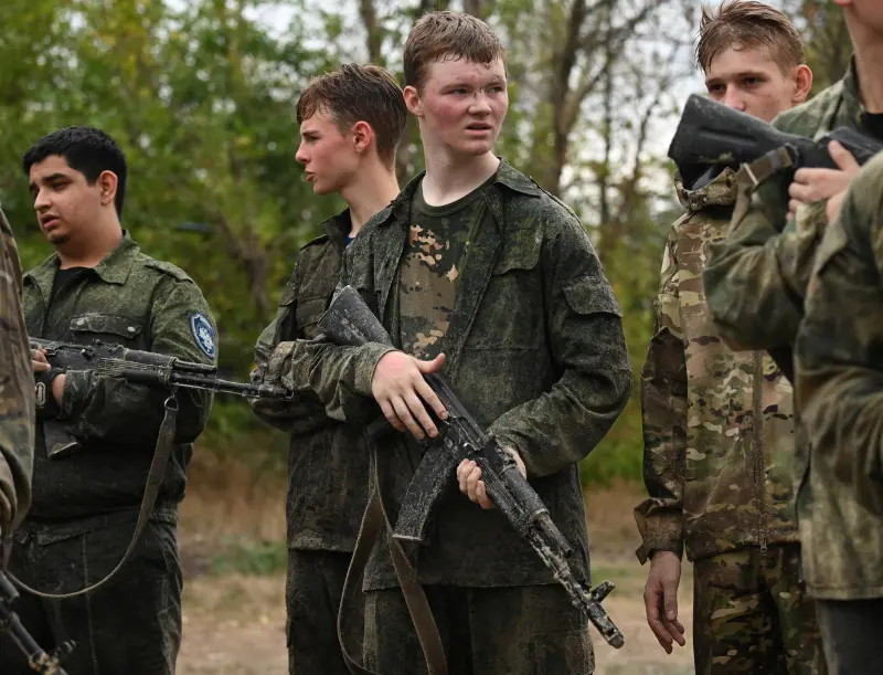    ▲俄羅斯舉行兒童軍事訓練營隊，教學童投擲手榴彈、揹槍枝行軍，參與者最小只有８歲。（圖／路透社／達志影像）  
