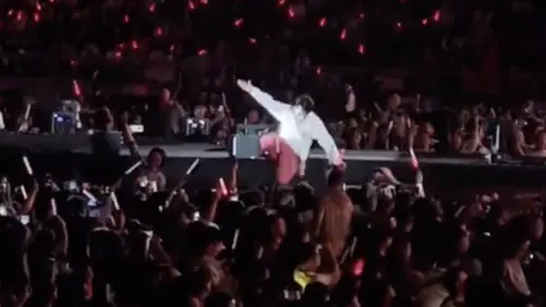 ▲楊宗緯今日晚間在演唱會上驚傳跌落2公尺高舞台，已經當場被救護車載走。（圖／翻攝自微博）