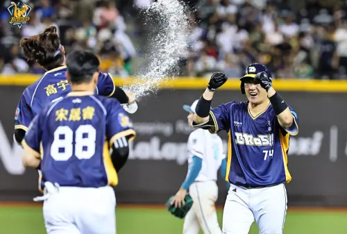 中職／許庭綸追平安、許基宏再見安　賽後異口同聲傳遞：兄弟齊心
