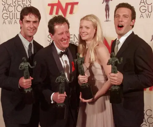 ▲葛妮絲派特洛（右二）與班艾佛列克（右一）時，曾經合作演出奧斯卡大片《莎翁情史》，一起風光獲得美國演員工會獎。（圖／美聯社／達志影像）