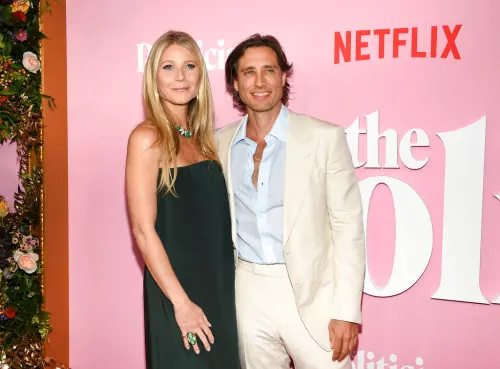 ▲葛妮絲派特洛（左）的現任丈夫布萊德佛契克（右），並非觀眾熟知人物，卻是《歡樂合唱團》等熱門夯劇的製作人兼編劇，在幕後工作人員中也算是帥氣有型。（圖／美聯社／達志影像）