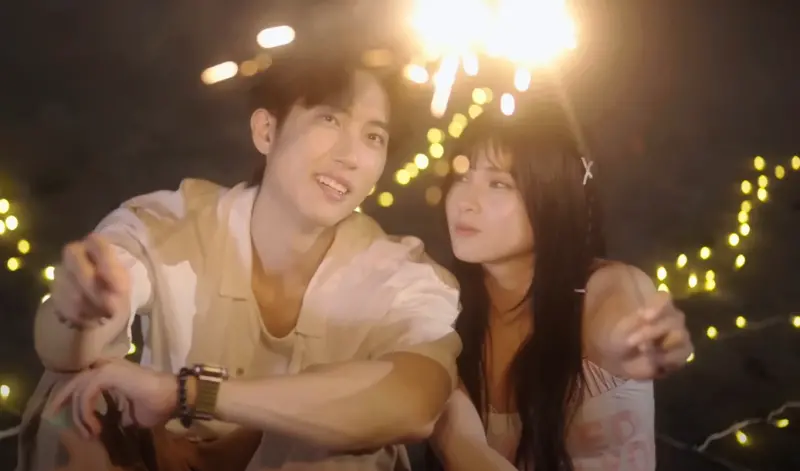 ▲范姜彥豐（左）近日與粿粿傳出婚變，他還在MV中與啦啦隊女孩俐蓁甜蜜互動。對此，MV導演斯辰表示劇情是依照歌曲氛圍量身打造，兩人有粉紅泡泡很正常。（圖／翻攝自俐蓁Lizen YouTube）