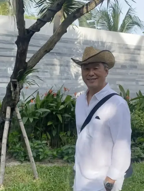 ▲周曉涵曬出爸爸的超帥氣長相。（圖／周曉涵IG@ilove7388）