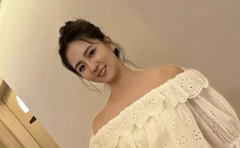 ▲周曉涵在社群曬出父親帥照，全家都超高顏值的長相引起許多討論。（圖／周曉涵IG@ilove7388）