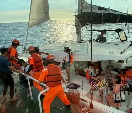 陣風達8級！小琉球遊艇故障卡海上　海巡急救援17名遊客返東港

