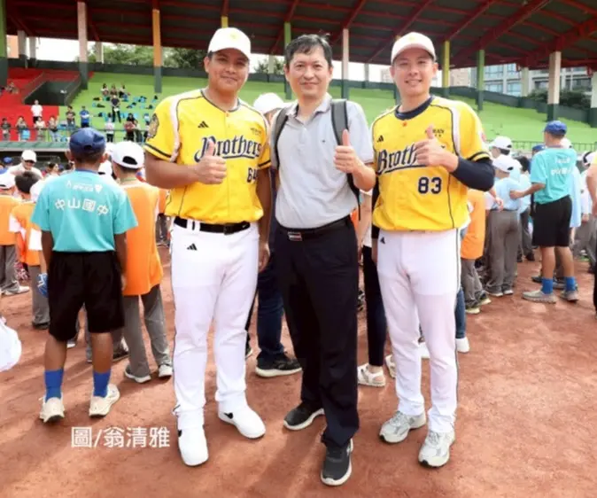 ▲李洋傳接首任運動部長，中華民國運彩公會理事長何昱奇（中），以「李洋任運動部首任部長，能否承擔改革重責?」在臉發文，（圖／民眾提供）