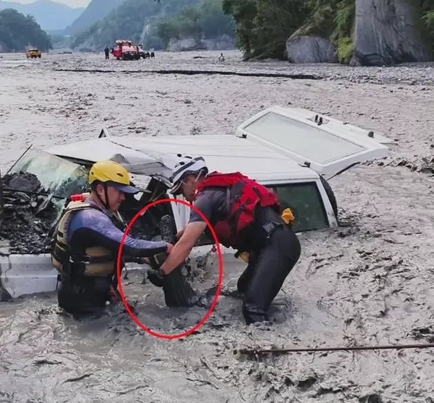 ▲23日南投縣仁愛鄉萬大溪發生溯溪意外，一輛吉普車陷入急流，28歲孫姓駕駛遭水流沖走並被砂石掩埋，搜救人員在沙石中發現他的遺體。（圖／翻攝畫面）