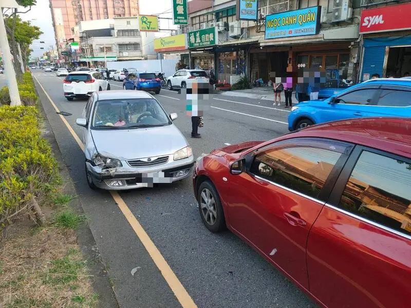 ▲ 苗栗竹南23日發生高齡駕駛意外，85歲老翁疑似打錯排檔，導致車輛暴衝撞2車。（圖／翻攝畫面）
