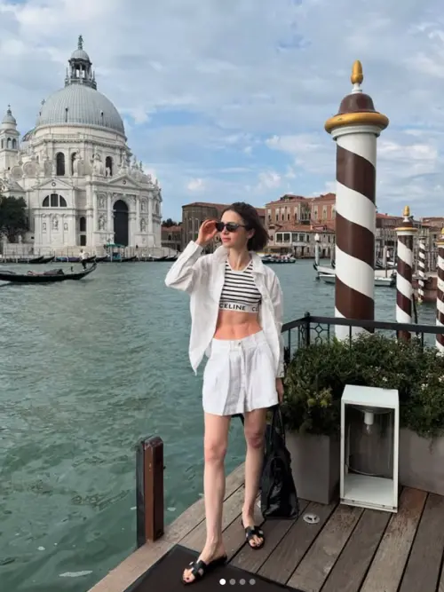 ▲莉莉柯林斯才喊：快樂旅程　剩4天殺青眾人錯愕（翻攝自IG@lilyjcollins）